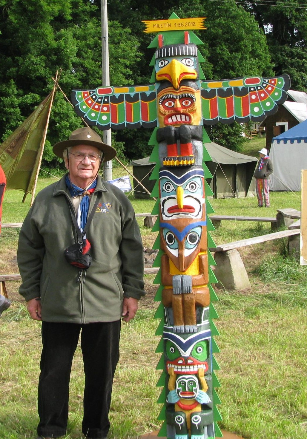 ing. František Hák u vítězného totemu, Old skautské jamboree, Miletín, červen 2012