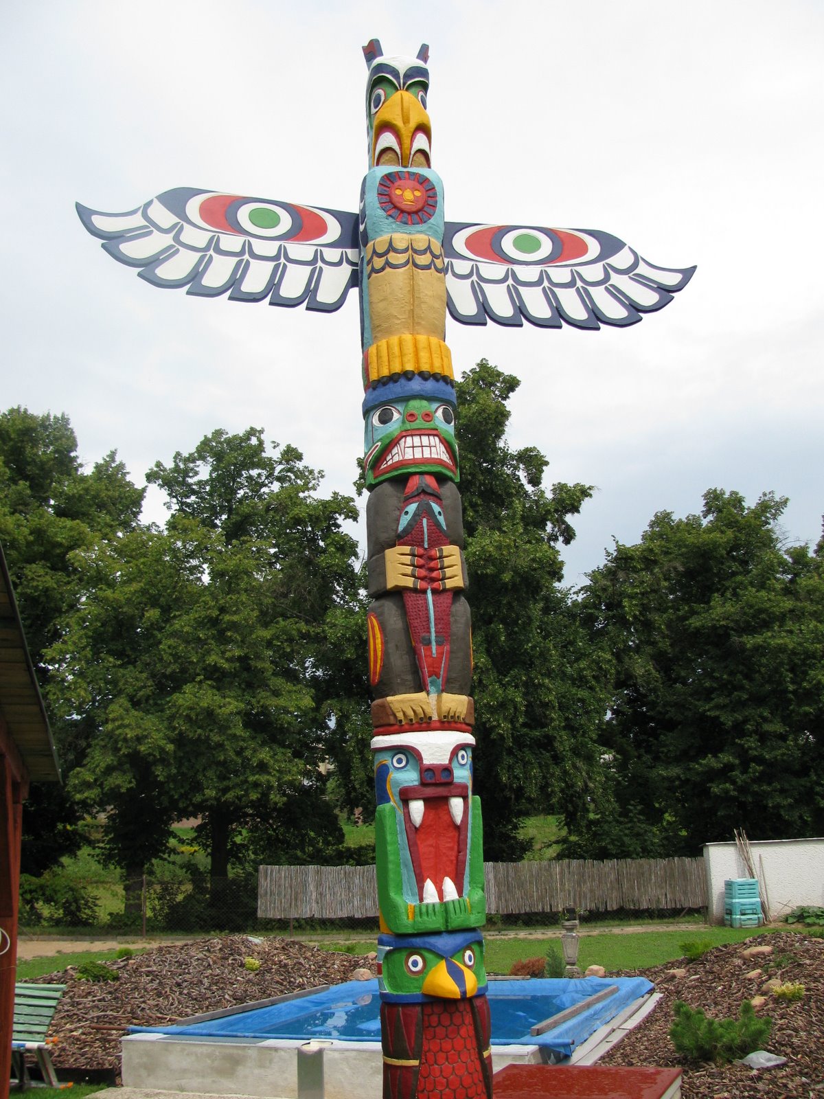 Nainstalovaný totem k životnímu výročí dcery Yvetty.