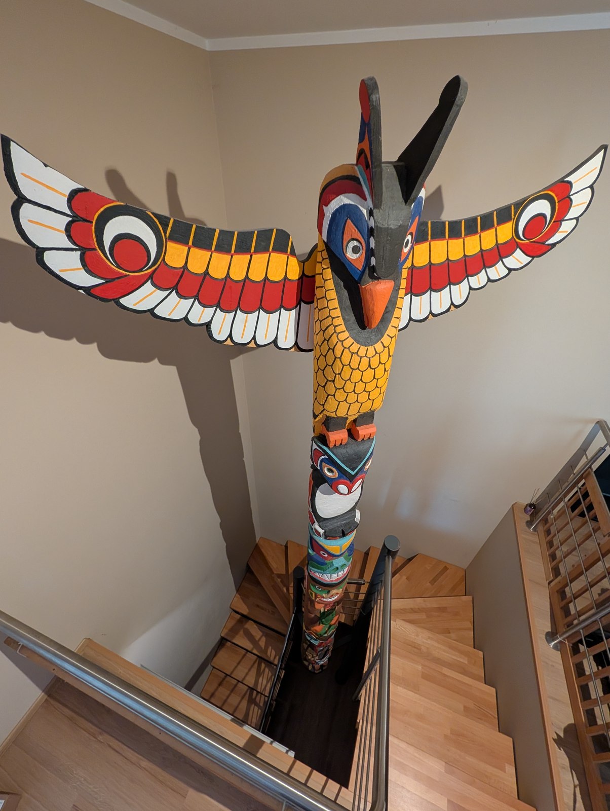 Totem nainstalovaný do středu schodiště, 2021.